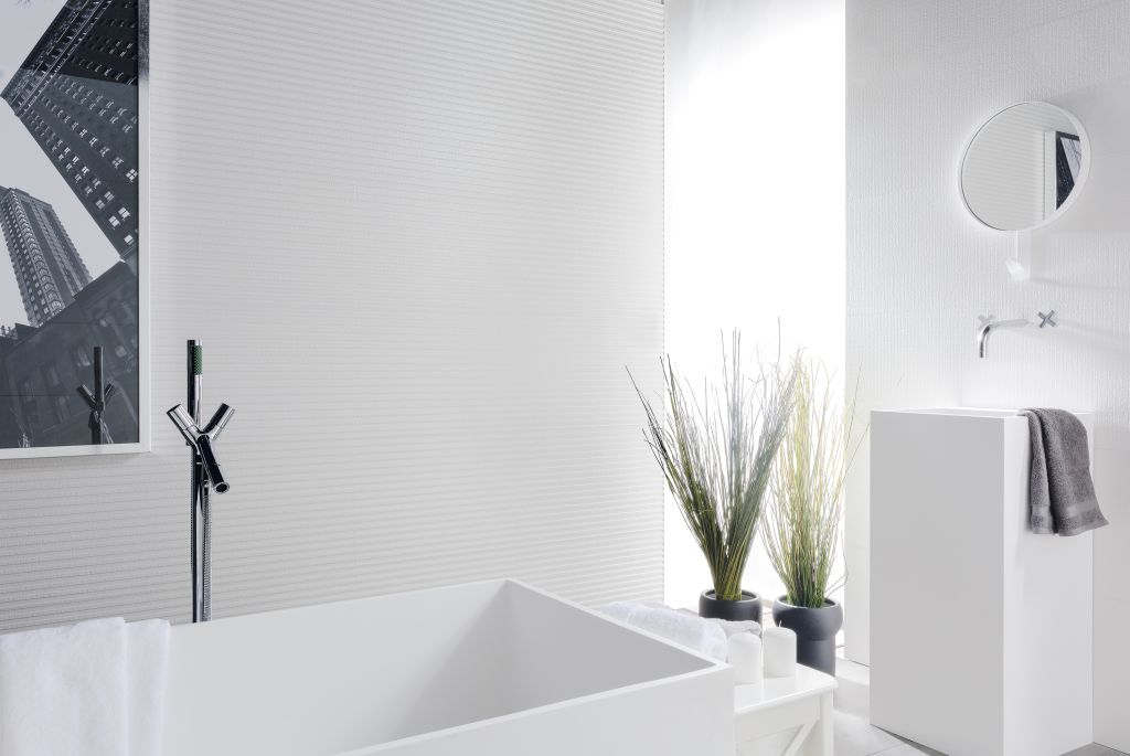 Realizace Koupelna s bílými obklady line ze série Azuvi Natural.