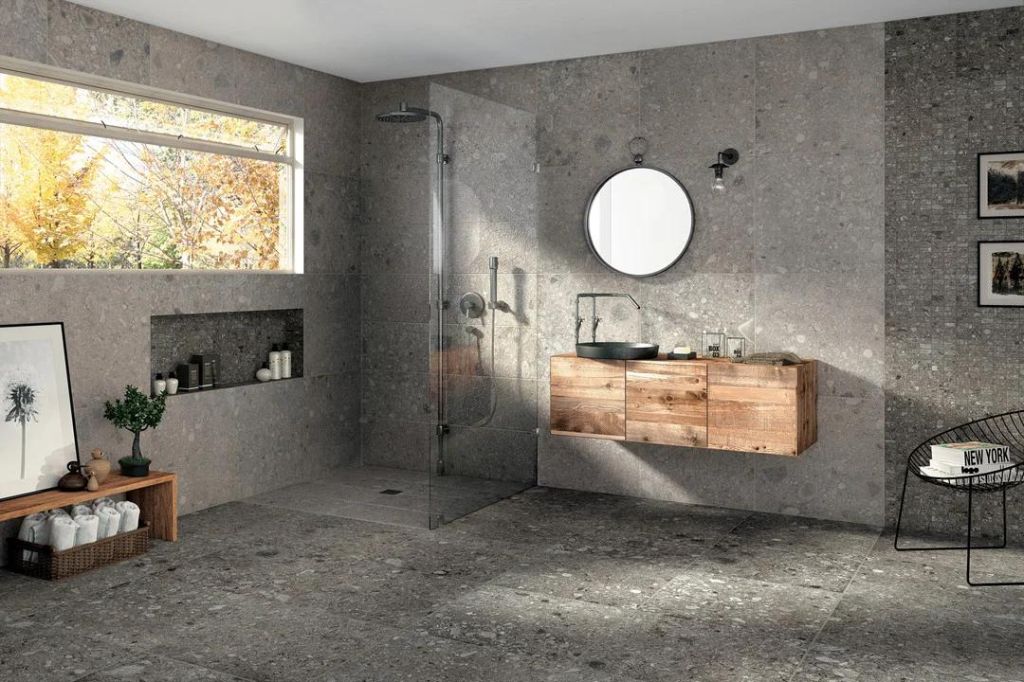 Realizace Moderní terrazzo koupelna s dlažbou a obkladem ze série Mirage Norr