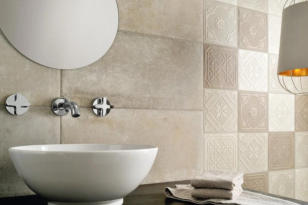 Realizace Obklady do koupelny v hnědých a béžových tónech od výrobce Fioranese Formelle MIX3 20x20 a Montpellier Talco 30,2x60,4