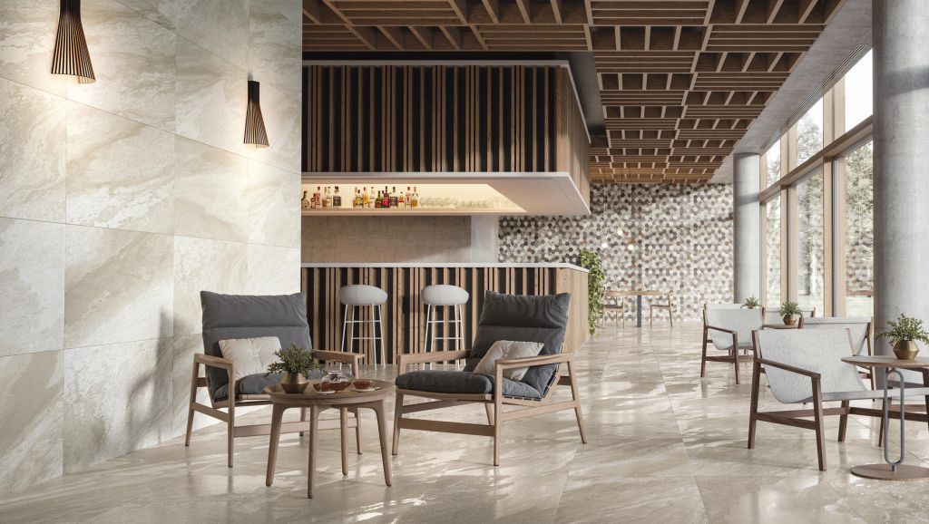 Realizace Bar v hotelu s obklady a dalžbou ze série Piemme Evoluta.