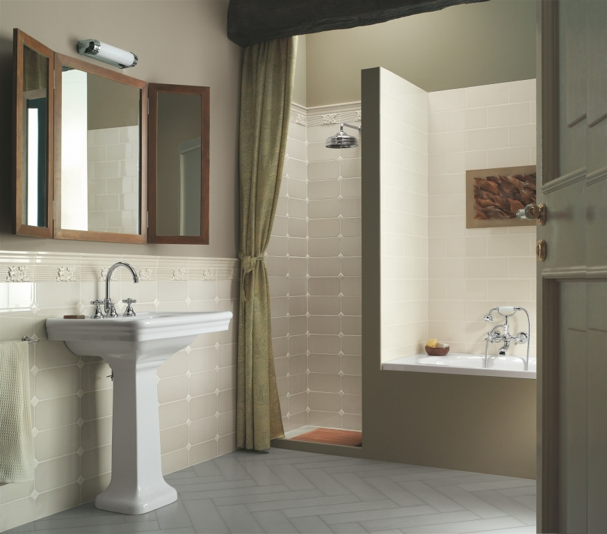 Realizace Krémový romantický obklad do koupelny Ceramiche Grazia New Classic