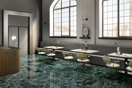 Restaurace se zelenou dlažbou jako mramor ze série Fioranese Sound of Marbles.
