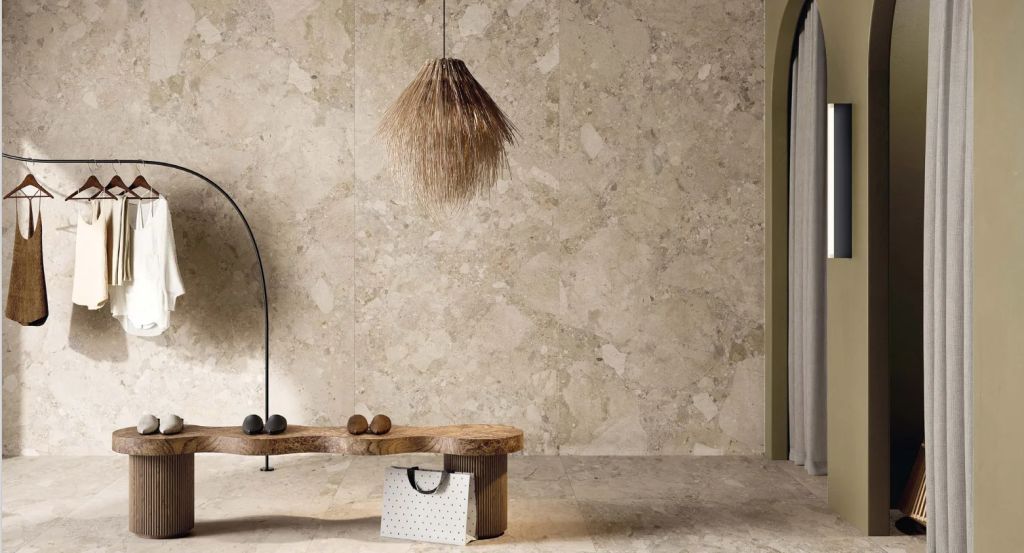 Realizace Realizace přírodně laděného obchodu Sassiepietre Beige ze seriel Wide Gress 280