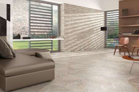 Obývací pokoj s využitím obkladu v imitaci cihel Codicer Quartzite Caravista Beige 33x66cm a dlažby Codicer Quartzite Beige 50x50cm