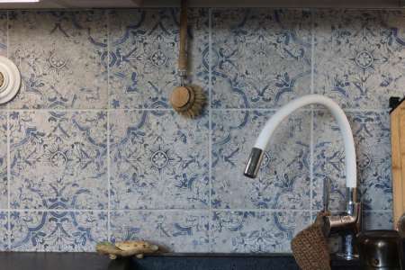 Modro-bílý vzorovaný retro obklad Xclusive Mystique Maia 20,5x20,5