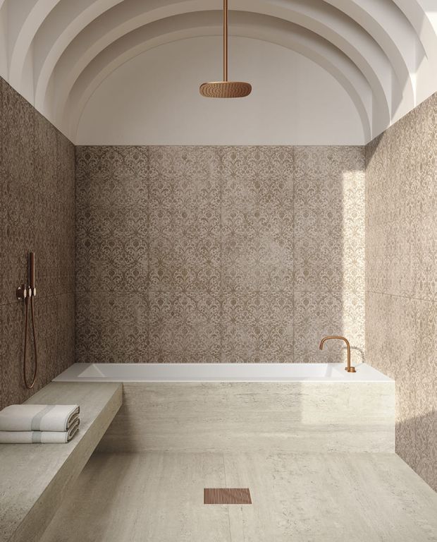 Realizace Koupelna s velkými dekor obklady ve východnám stylu ze série Del Conca Deco Studio.