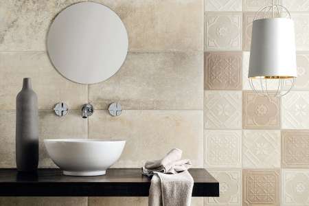 Světlá koupelna s obklady Fioranese Montpellier Talco 30,2x60,4 - imitace kamene