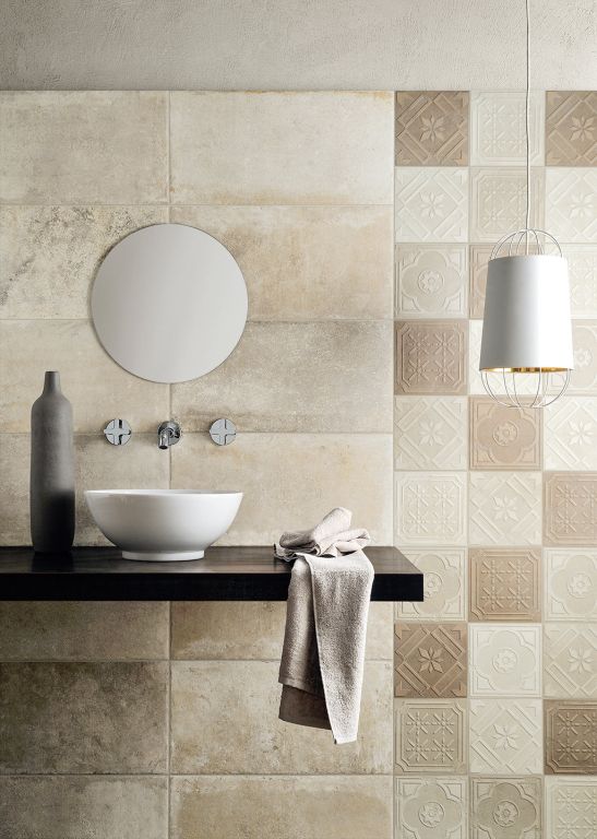 Realizace Světlá koupelna s obklady Fioranese Montpellier Talco 30,2x60,4 a dekory Formelle Mix3 20x20- imitace kamene