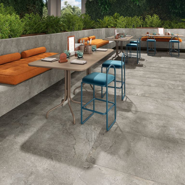Realizace Exteriér restaurace s šedými obklady a dlažbou ze série Sichenia Mystone.