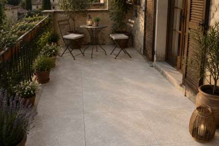 Rustikální balkon s dlažbou Deceram Outdoor DOS Travertin Beige 