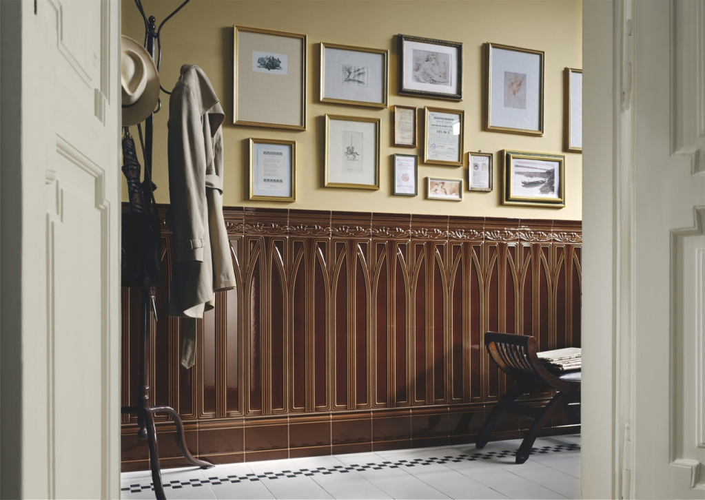 Realizace Hnědý secesní obklad s plastickým dekorem Ceramiche Grazia Epoque