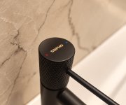 Koupelna LUMERA – harmonie přírodního dubu, elegantního mramoru a matné černé