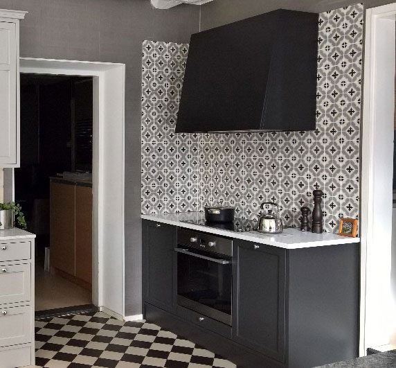 Realizace Obklad mezi kuchyňskou linku v dekoru Deceram Madelaine Decor 7