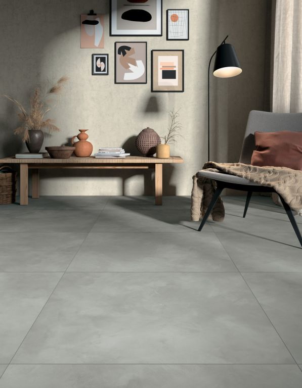 Realizace Dlažba v obývacím pokoji s jemně šedým odstínem ze série Mirage Clay.