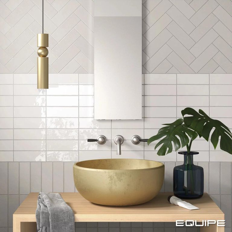 Realizace Equipe Fango 5x15 - kombinace lesku a matu (barvy Cenere a Blanc Gloss)