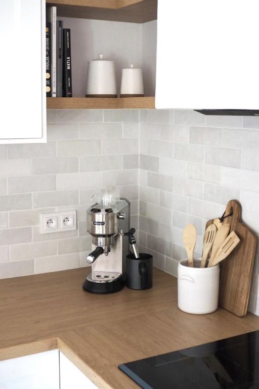 Realizace Minimalistický bílý obklad v retro stylu Equipe Artisan White 6,5x20 cm