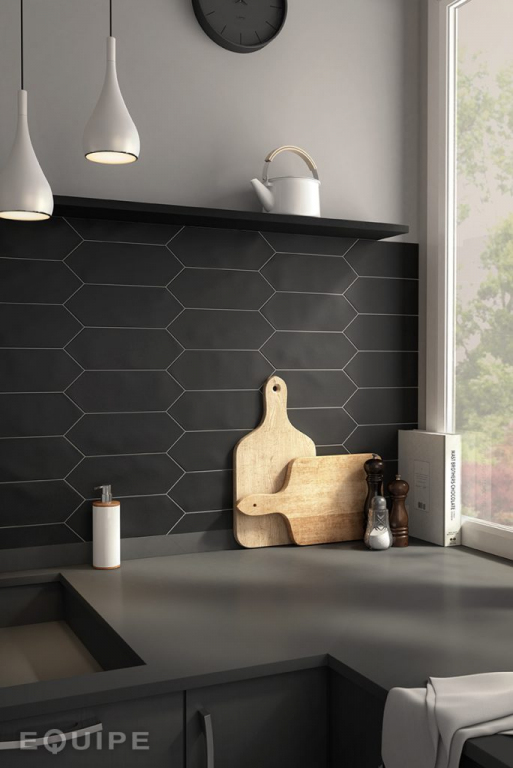 Realizace Matný obklad ve tvaru podlouhlého šestiúhelníku Equipe Kite Black 10x30