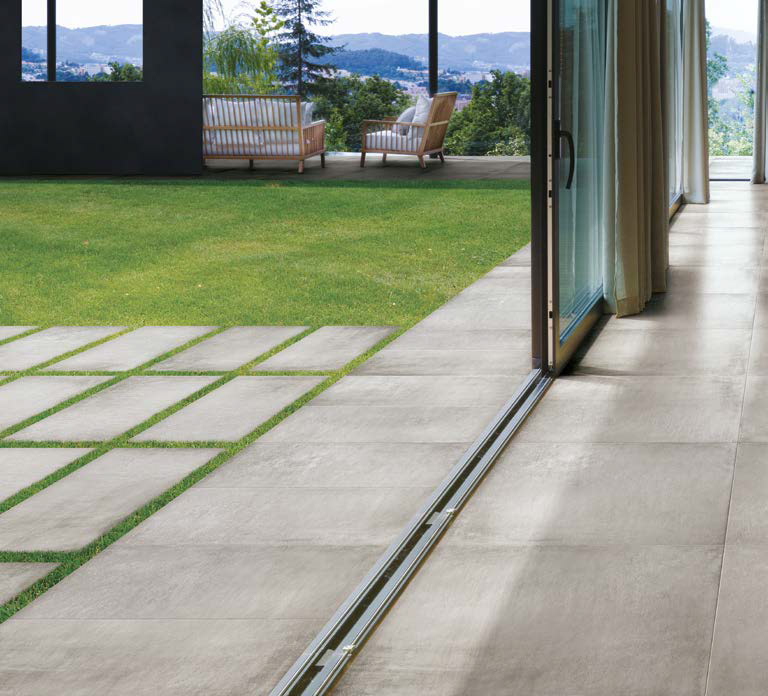 Realizace Světle šedá venkovní dlažba Pastorelli Shade SH Ghiaccio 40x80 (tl.20mm)