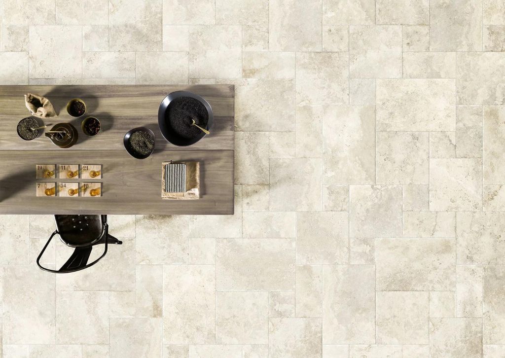 Realizace Codicer Crosscut Cream Modular - dlažba přírodního vzhledu kombinující více formátů