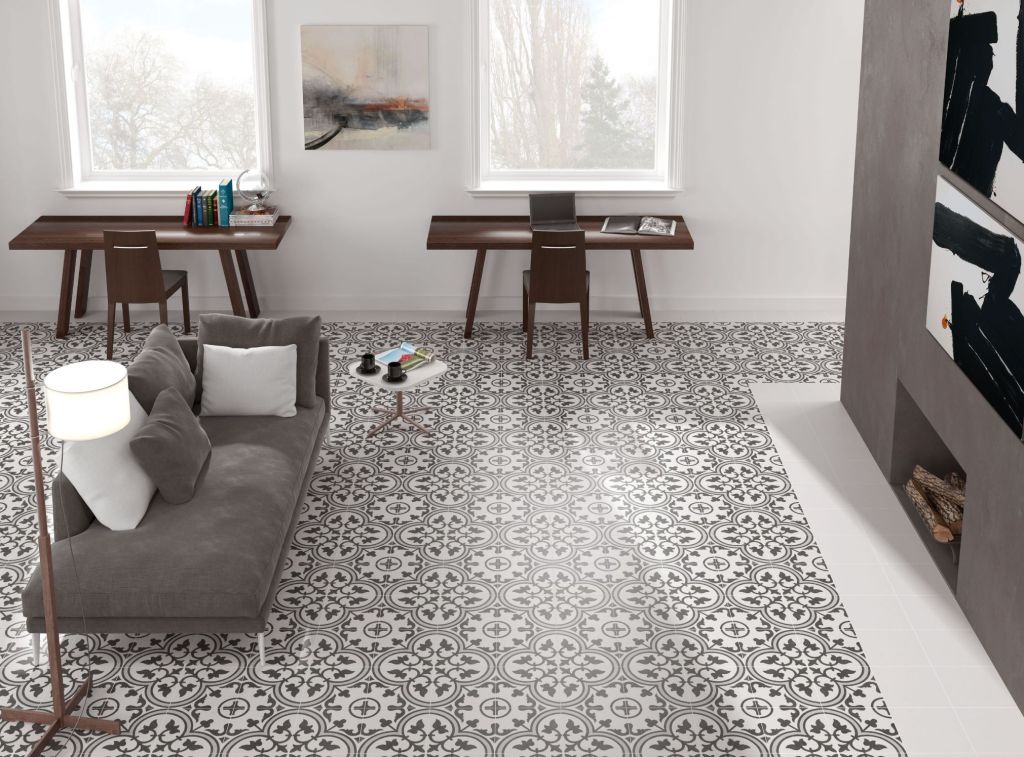 Realizace Černobílá dekorovaná dlažba Codicer Arte Grey 25x25