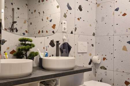 Inspirace: Moderní dětská koupelna s dlažbou Cerpa OBI v hravém terrazzo stylu