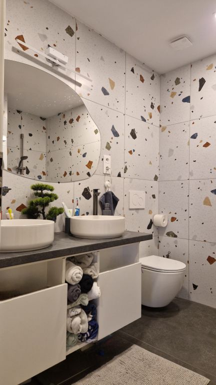 Realizace Inspirace: Moderní dětská koupelna s dlažbou Cerpa OBI v hravém terrazzo stylu