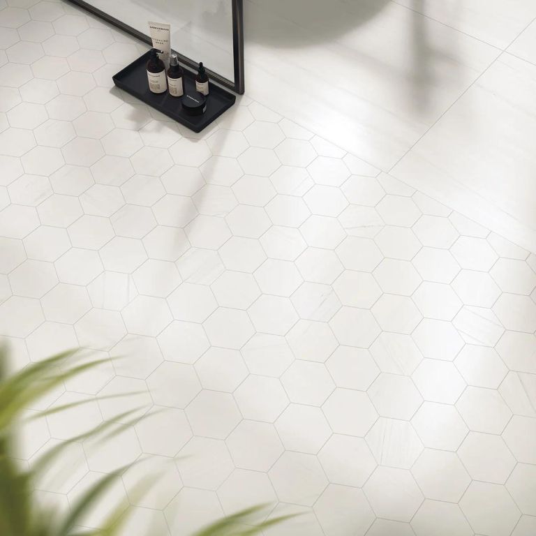 Realizace EdimaxAstor Charme v barvě Biancospino malý šestihran a formát 60x120