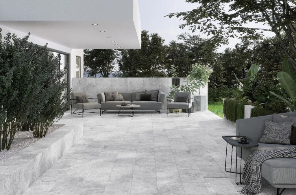 Realizace Šedá obdélníková dlažba Codicer Ventnor Grey 33x66