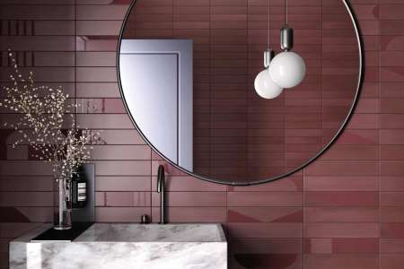Luxusní koupelna s moderním obkladem ve vínové barvě Equipe Wadi Garnet