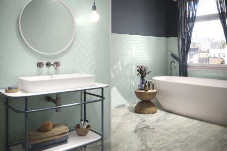 Luxusní koupelna s obklady APE Touch Caribbean 6,5x20cm a dlažbou v imitaci kamene APE Gaya Quartzite