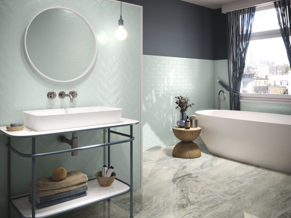 Realizace Luxusní koupelna s obklady APE Touch Caribbean 6,5x20cm a dlažbou v imitaci kamene APE Gaya Quartzite