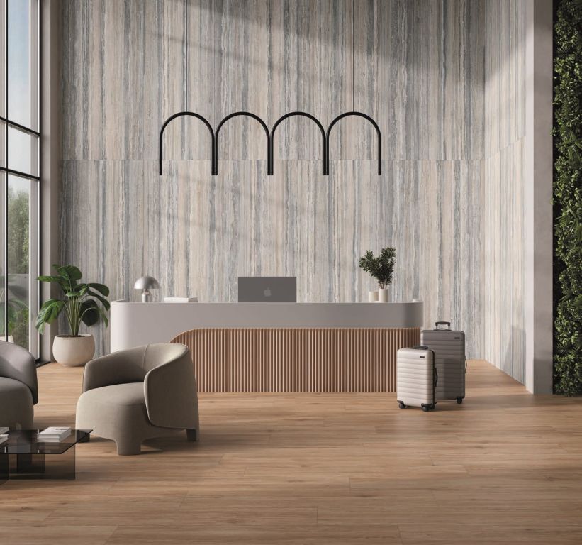 Realizace Lobby hotelu s velkoformátovým obkladem jako modrý mramor ze série Alaplana Ocean Blue.