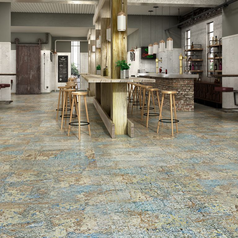 Realizace Podlaha v restauraci s velkou dekor dlažbou luxusního vzhledu ze série Aparici Carpet.