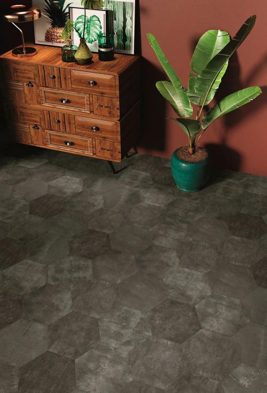 Realizace Podlaha s velmi tmavýmy obkaldy ve tvaru šestiúhelníku.