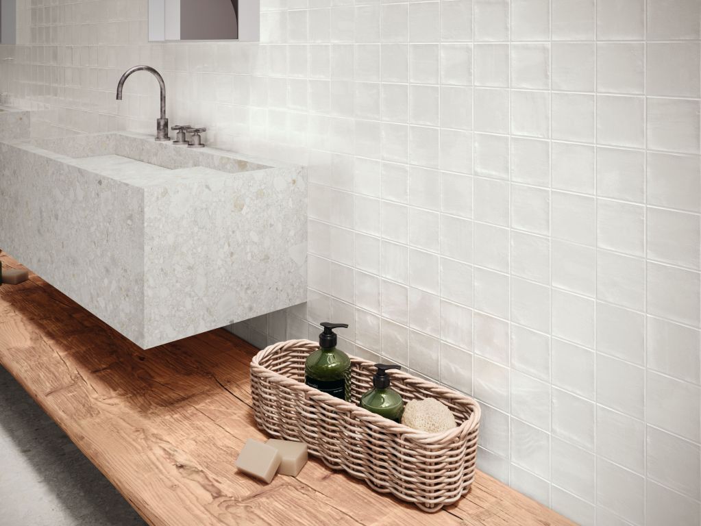Realizace Moderní koupelna s terrazzo umyvadlem a bílými obklady