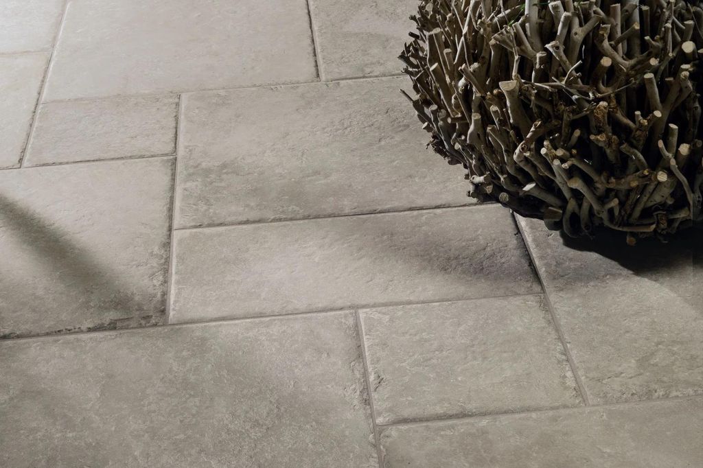 Realizace Dlažba v sestavě různých formátů Coem Ceramiche Castle Grey Modulo s protiskluznou úpravou