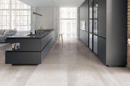 Moderní šedobéžová dlažba jako kámen Brennero Mood Grey 90x90 Rett vhodná nejen do luxusní kuchyně