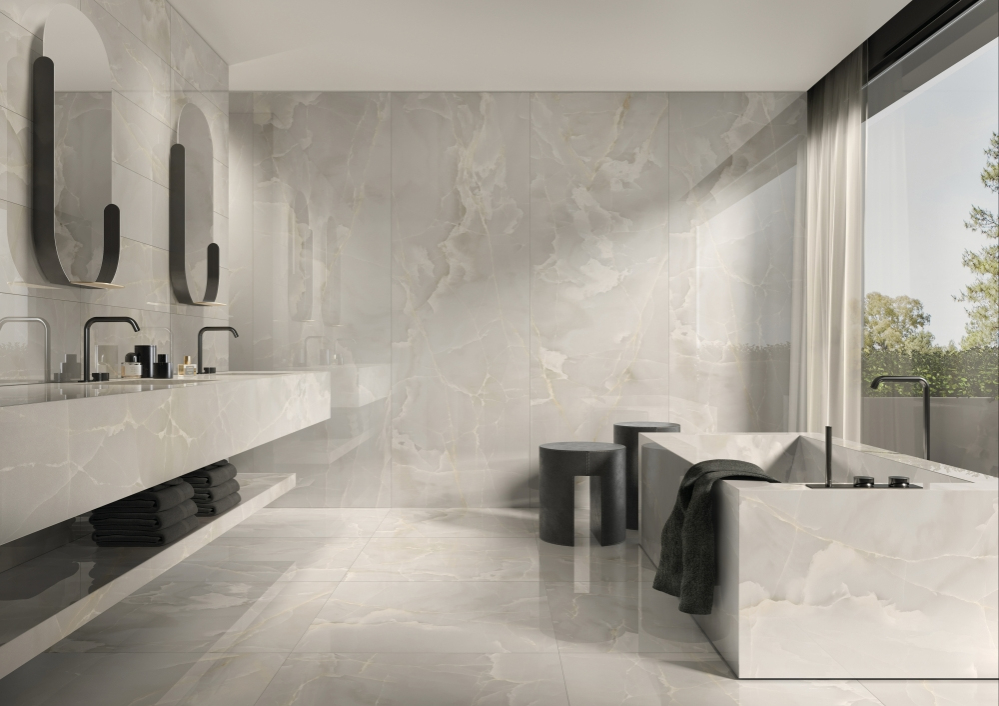 Realizace Luxusní světlá koupelna v designu Saime Shine Perla 30x90 Lucido