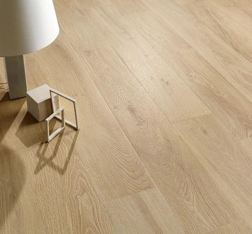 Realizace Béžová dlažba jako dřevěná prkna ze série EdimaxAstor Groove.