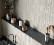 Světlý dekorovaný backsplash ze série Mirage Mand