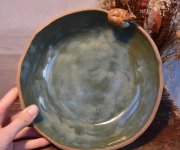 Mačkaná zelená keramická miska se spící lištičkou - průměr 21 cm