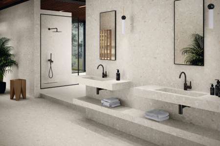 Terrazzo koupelna s černými bateriemi a sprchovým koutem