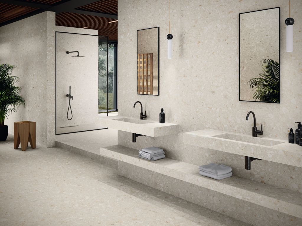 Realizace Terrazzo koupelna s černými bateriemi a sprchovým koutem