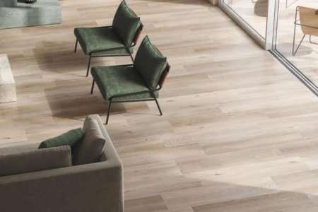 Dlažba Four Seasons Biscuit 30x120 venku přechází do protiskluzné 2cm varianty 30x180, na zdi Rebel Emerald (vše Flaviker)