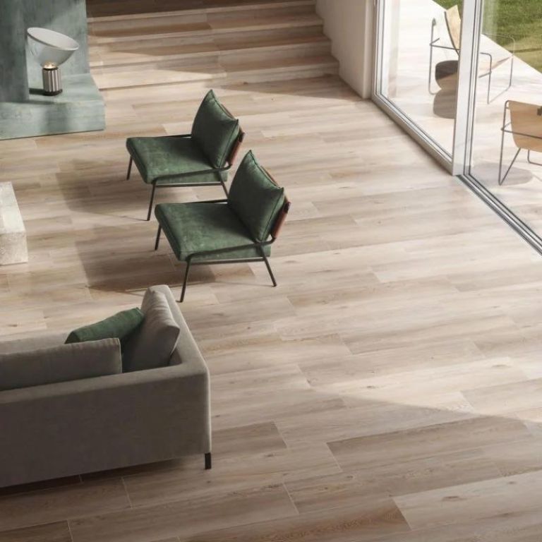 Realizace Dlažba Four Seasons Biscuit 30x120 venku přechází do protiskluzné 2cm varianty 30x180, na zdi Rebel Emerald (vše Flaviker)