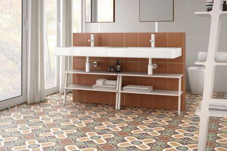 Unikátní retro koupelna laděná do oranžové s dlažbou Equipe Bauhome Blume Warm a obkladem Terrakotta