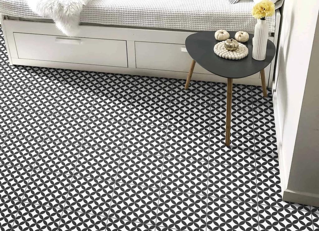 Realizace Černobílá dlažba s klasickým dekorem Black&White Illusion 20,5x20,5 (Xclusive)