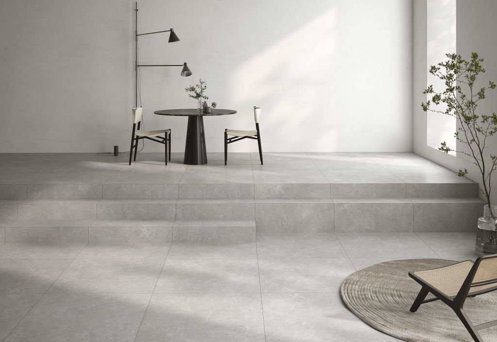 Realizace Velká čtvercová šedá dlažba v interieru ze série Azuvi Hauteville.