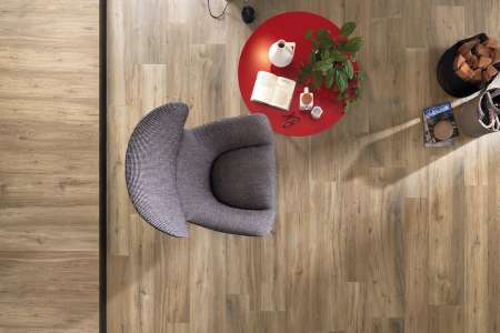 Přírodní dlažba v imitaci dřeva Sichenia Silvis Rovere 20x120 Rett. a 30x120 Rett. vhodná také do obývacího pokoje