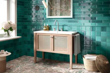 Lesklý obklad APE BULGE ACQUA v kombinaci s luxusní dlažbou APE Amazonite 120x120cm